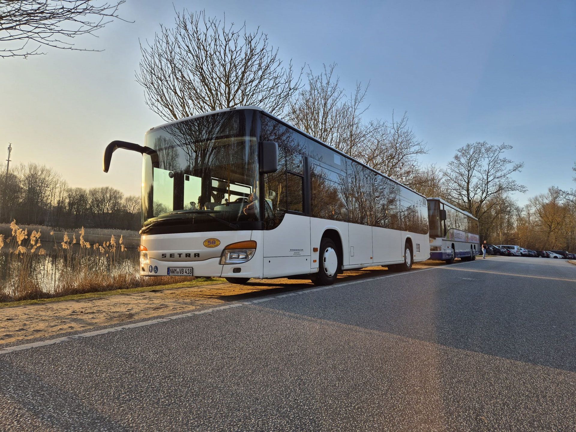 Ein geparkter weißer Bus an der Seite der Straße.