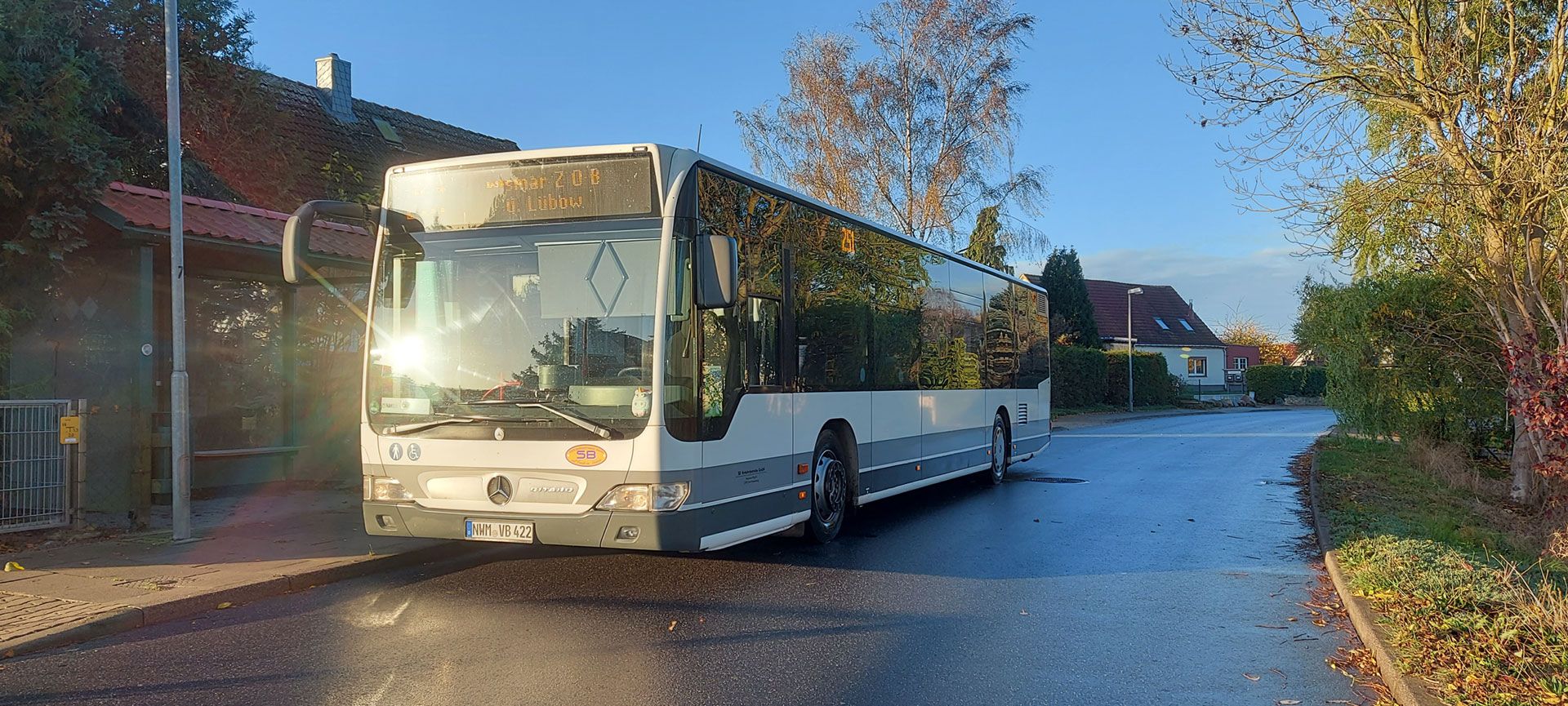 Ein Bus bewegt sich auf einer Straße.
